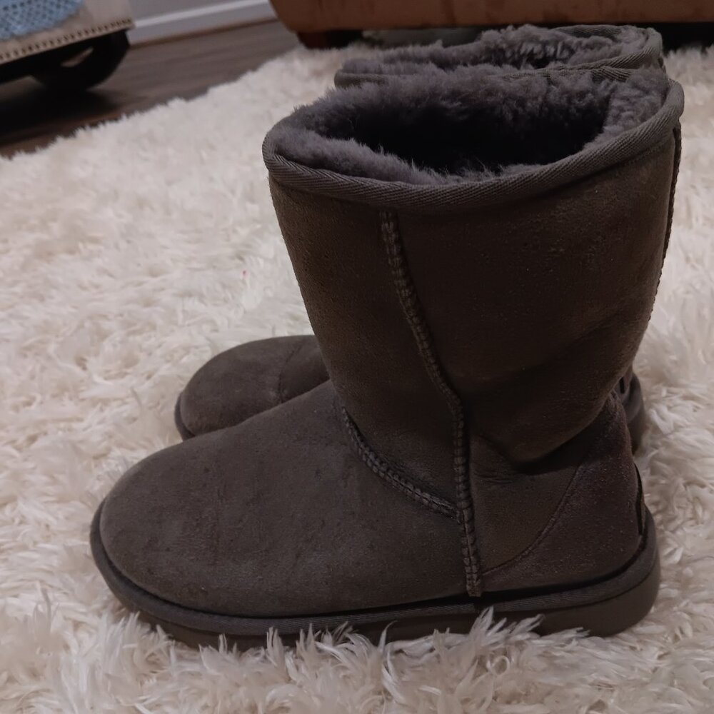UGG boots / Classic Short II / gray / Size 8